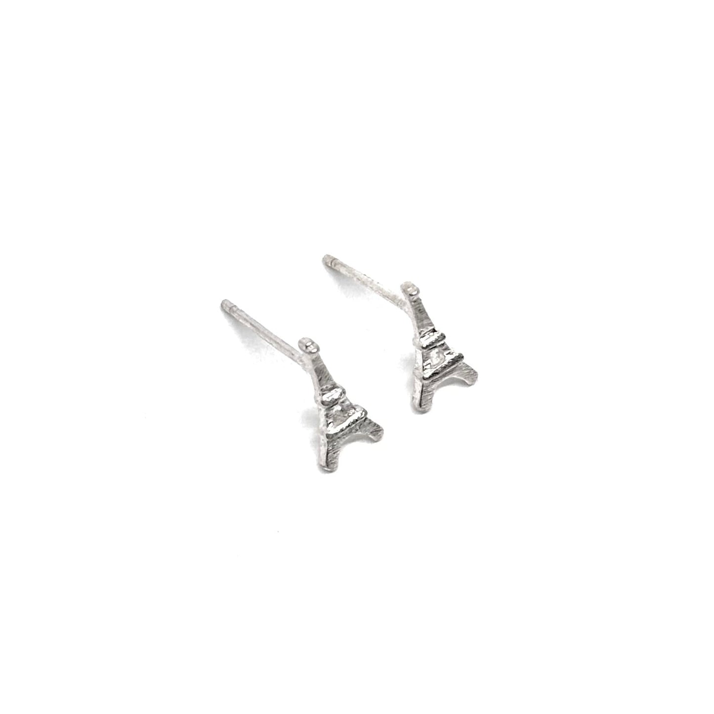 Boucles d’oreilles puces femme en argent 925 représentant de petites Tours Eiffel, symbole du romantisme et de l’élégance parisienne. Bijou raffiné et intemporel, idéal pour un look chic et féminin. L’argent massif offre une brillance durable et une qualité haut de gamme, parfait pour un usage quotidien, une soirée ou comme cadeau élégant inspiré de Paris.
