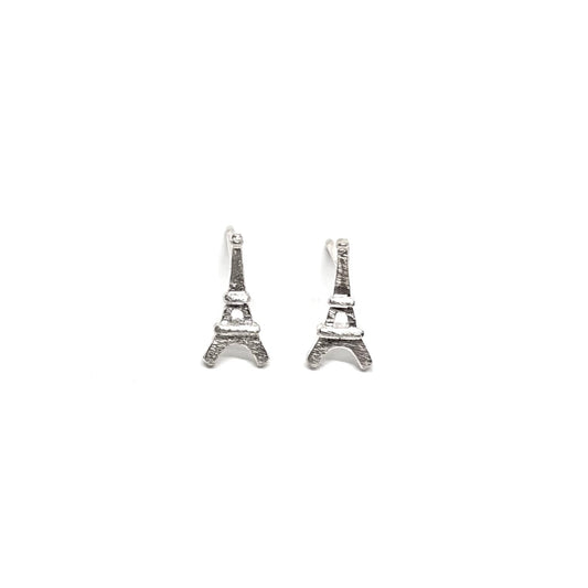 Boucles d’oreilles puces femme en argent 925 représentant de petites Tours Eiffel, symbole du romantisme et de l’élégance parisienne. Bijou raffiné et intemporel, idéal pour un look chic et féminin. L’argent massif offre une brillance durable et une qualité haut de gamme, parfait pour un usage quotidien, une soirée ou comme cadeau élégant inspiré de Paris.