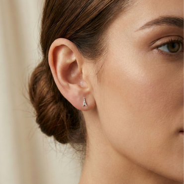 Boucles d'oreilles puces en forme de Tour Eiffel en argent 925, bijou souvenir de Paris élégant pour femme.