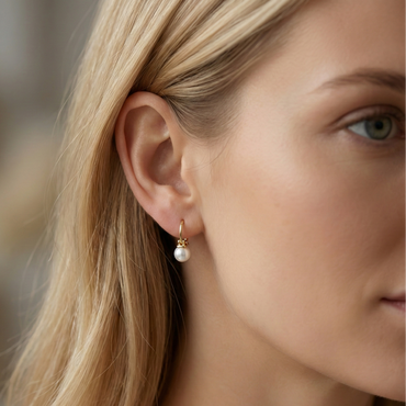 Boucles pendantes dorées or 18k avec perle blanche, format compact, fermoir crochet, élégantes pour un usage quotidien
