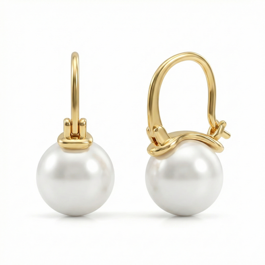 Boucles pendantes dorées or 18k avec perle blanche, format compact, fermoir crochet, élégantes pour un usage quotidien