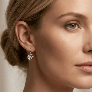 Boucles pendantes dorées or 18k serties de pierres, design graphique arrondi, fermoir crochet, élégantes pour un usage quotidien