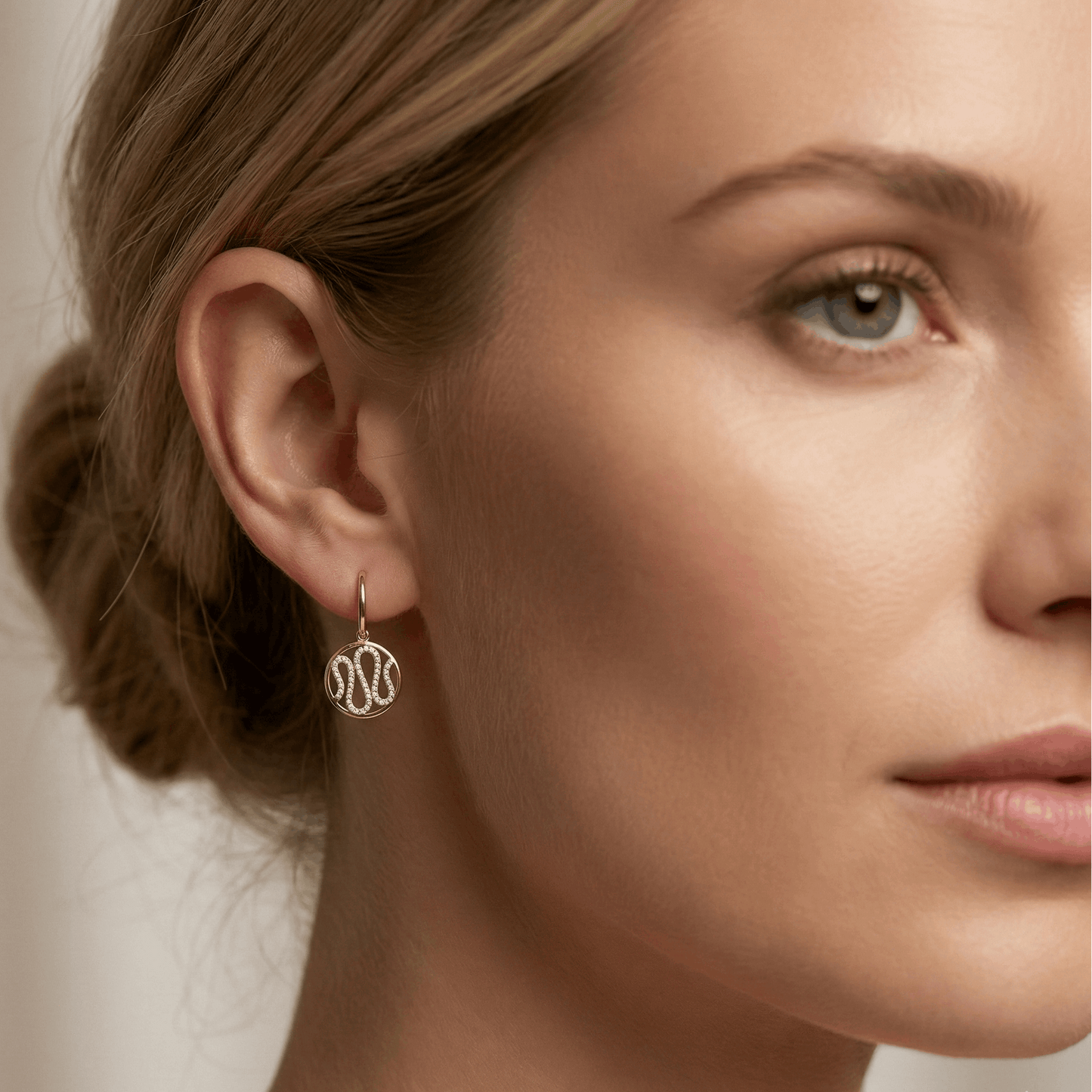 Boucles pendantes dorées or 18k serties de pierres, design graphique arrondi, fermoir crochet, élégantes pour un usage quotidien