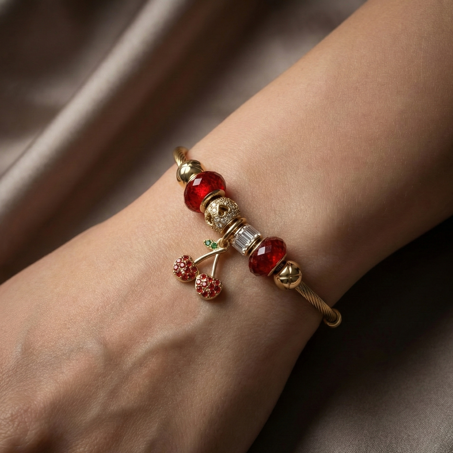 bracelet acier inoxydable doré charms cerises cristaux rouges vue large