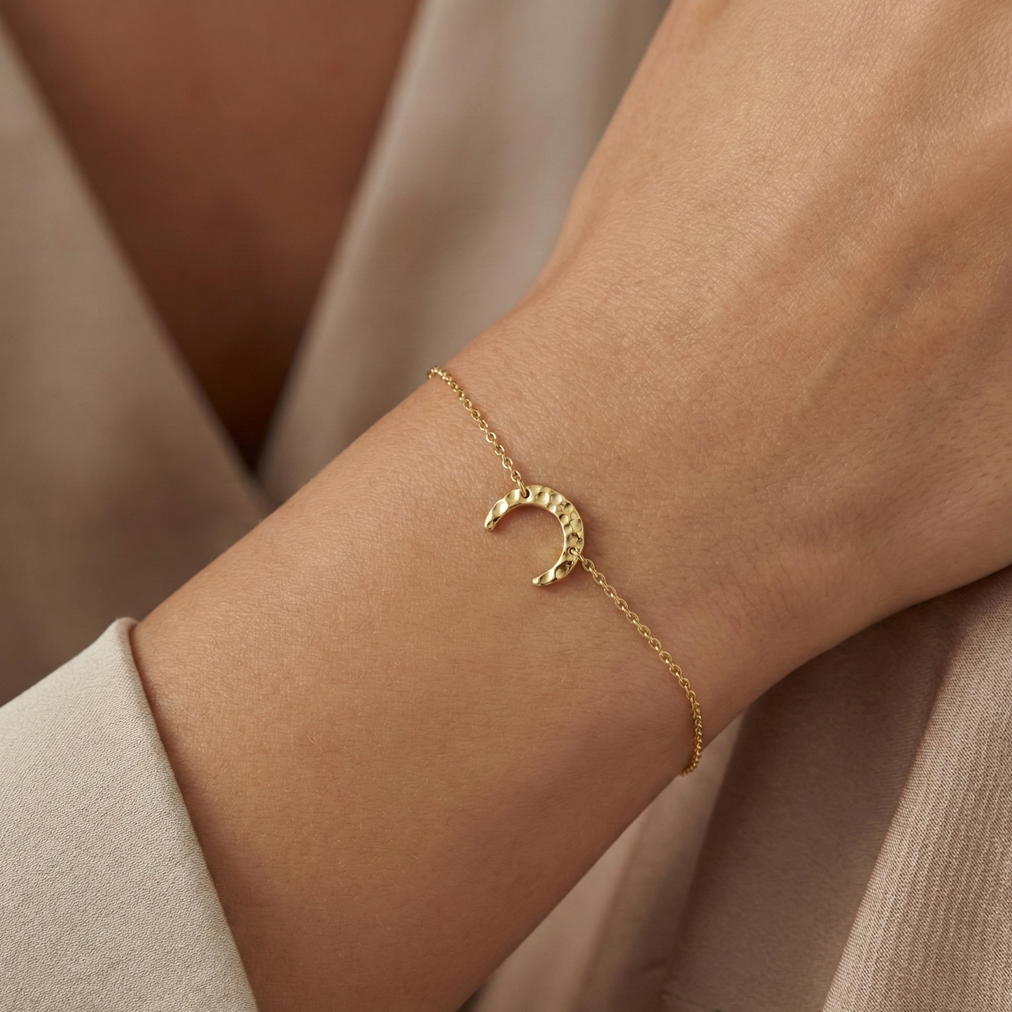 bracelet acier inoxydable doré pendentif demi-lune martelée