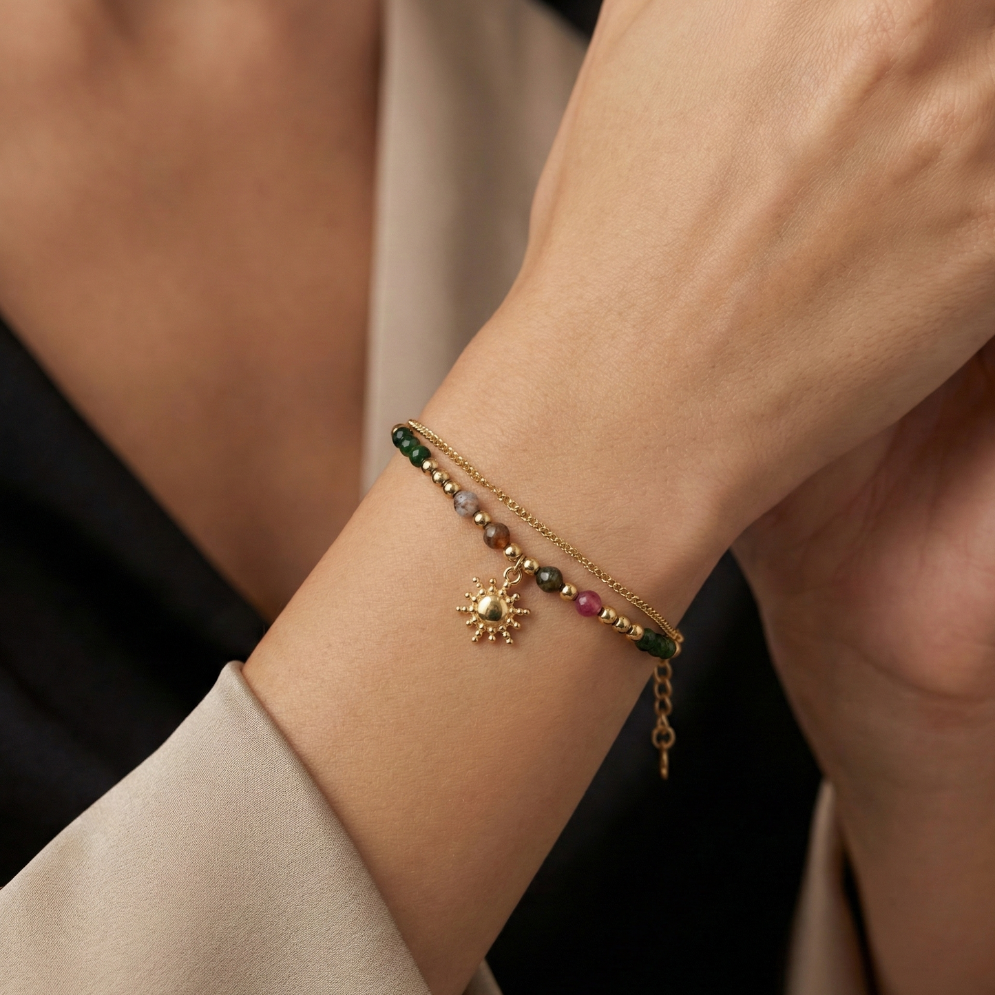 bracelet acier inoxydable doré soleil doré perles vertes vue large