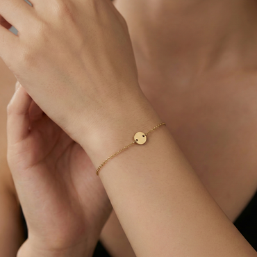 Bracelet chaîne fine dorée avec disque central lisse