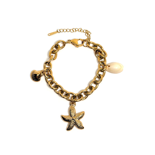 Bracelet femme doré orné de breloques marines : étoile de mer, coquillage cauri naturel et petite coquille dorée. Bijou fantaisie estival, lumineux et bohème chic, avec finition brillante et longueur ajustable, parfait pour un look bord de mer élégant