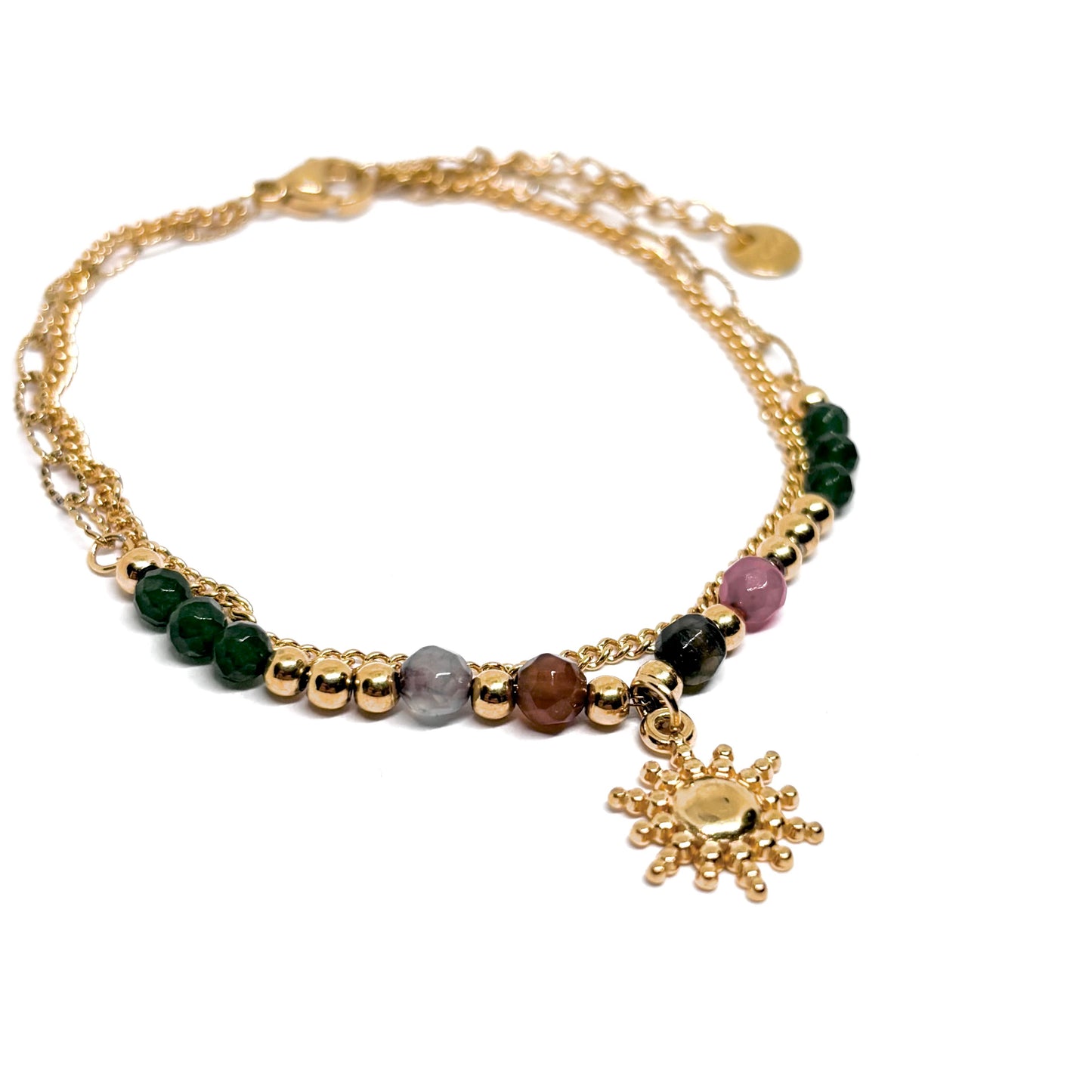 Bracelet femme double rang doré en acier inoxydable, orné d’un médaillon soleil et de perles vertes, orangées et dorées. Bijou estival lumineux et bohème chic, résistant à l’eau et hypoallergénique, parfait pour un look solaire et naturel