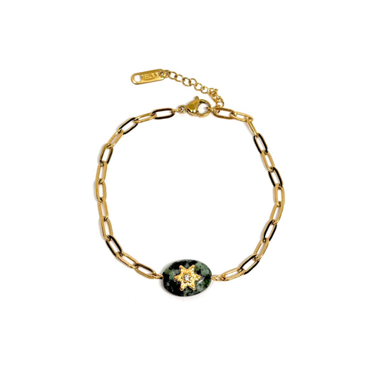 Bracelet femme doré en acier inoxydable plaqué 14K, orné d’une pierre ovale verte turquoise sertie d’une étoile dorée incrustée d’un cristal. Bijou céleste chic et raffiné, hypoallergénique, résistant à l’eau, idéal pour un look élégant et symbolique
