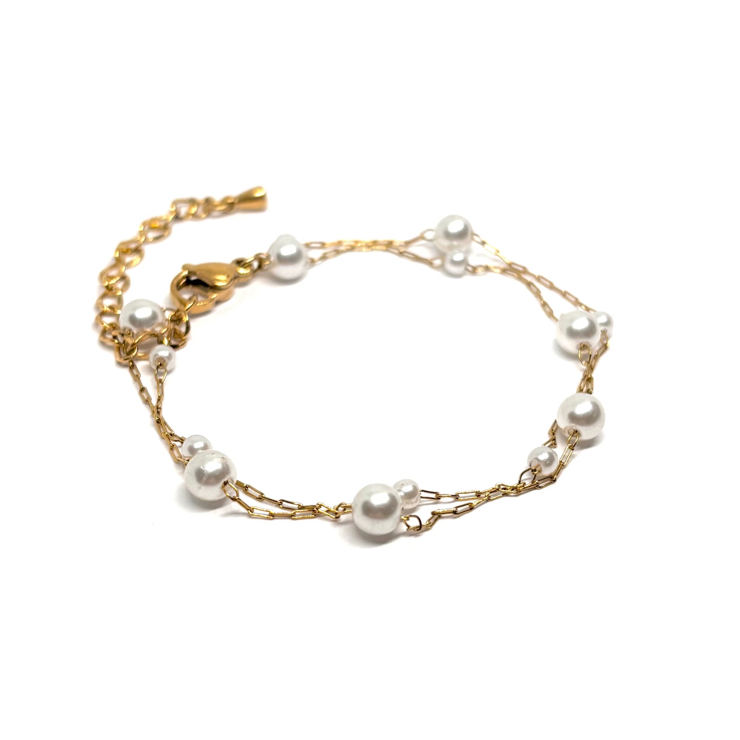 Bracelet femme double rang en acier inoxydable couleur or, orné de perles blanches de tailles variées. Bijou élégant et minimaliste, ajustable, léger et raffiné, parfait pour un look féminin et sophistiqué au quotidien ou en soirée
