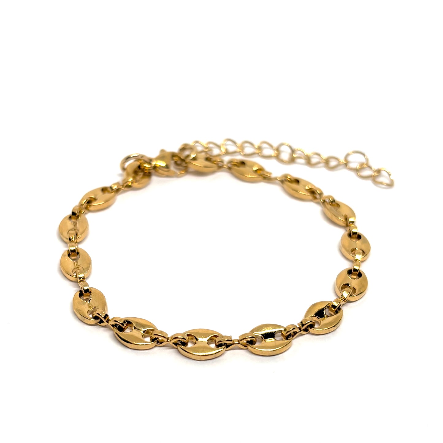 Bracelet femme en acier inoxydable couleur doré, composé de maillons ovales effet coquillage à la finition brillante. Bijou fin, ajustable et hypoallergénique, au design lumineux et raffiné, parfait pour un look chic et moderne