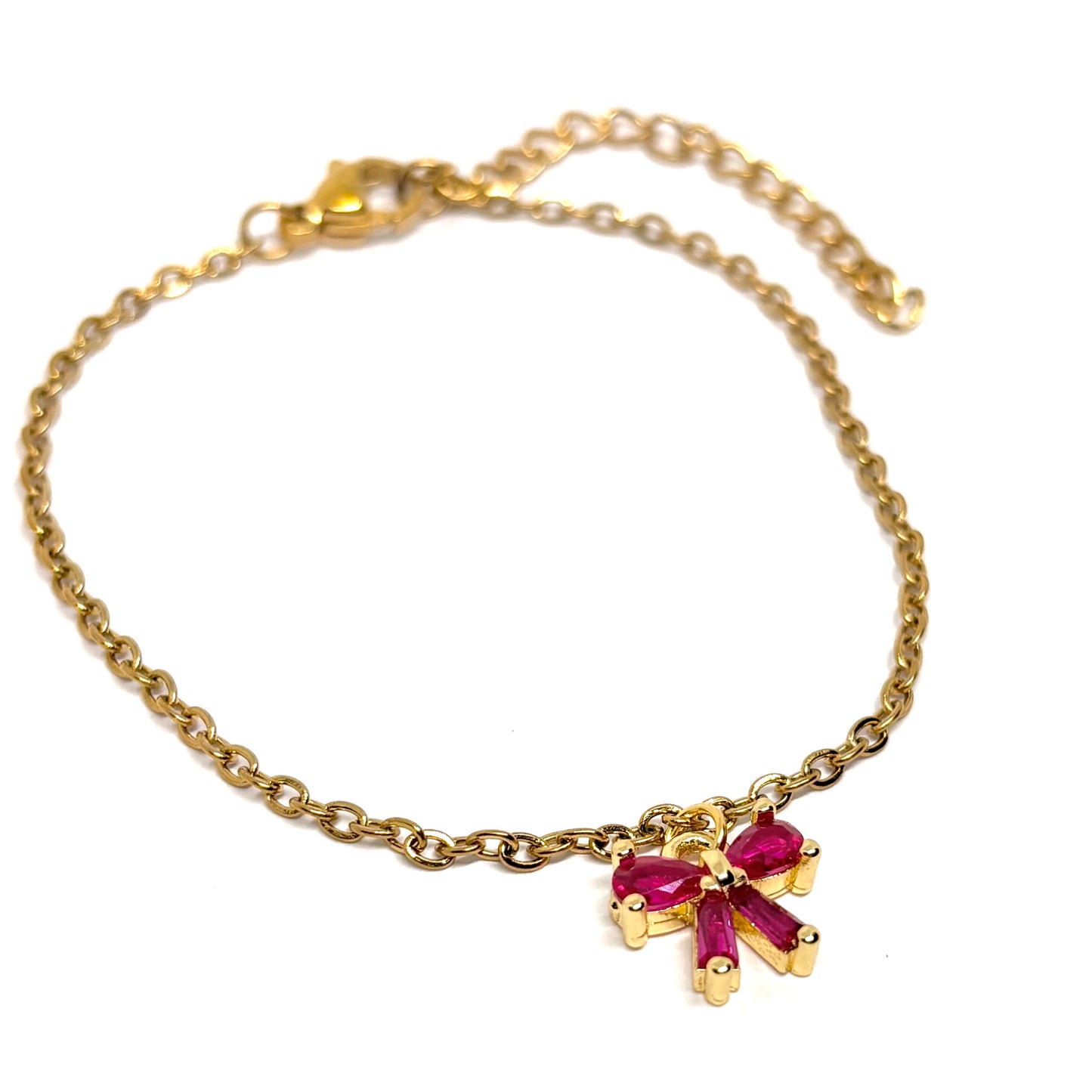 Bracelet femme en acier inoxydable couleur doré, orné d’un petit nœud serti de pierres roses façon grenat. Bijou fin, romantique et ajustable, hypoallergénique et résistant à l’eau, parfait pour un look féminin et raffiné