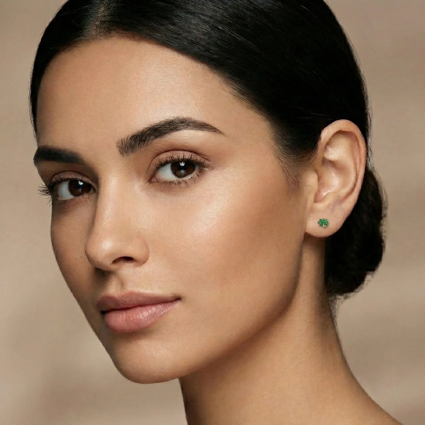 Boucles d'oreilles motif arbre de vie finition or jaune sur argent 925, ornées de cristaux verts brillants