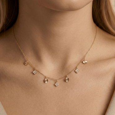 Collier en acier inoxydable doré avec pampilles gravées et motifs sertis de pierres claires, chaîne ajustable élégante pour usage quotidien