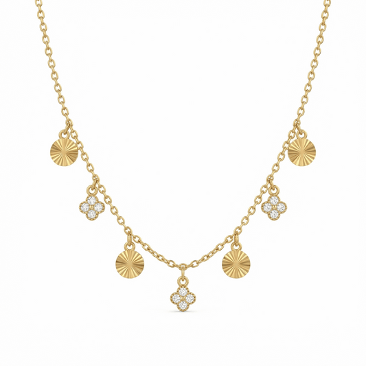 Collier en acier inoxydable doré avec pampilles gravées et motifs sertis de pierres claires, chaîne ajustable élégante pour usage quotidien