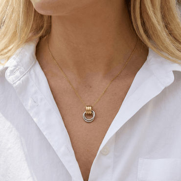 Collier en acier inoxydable doré avec pendentif anneaux entrelacés, chaîne ajustable 40 + 5 cm, bijou moderne pour usage quotidien