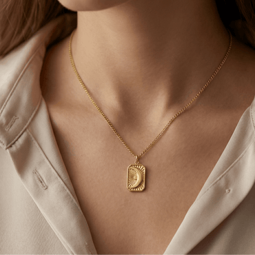 Collier doré en acier inoxydable avec pendentif lune gravée rectangulaire