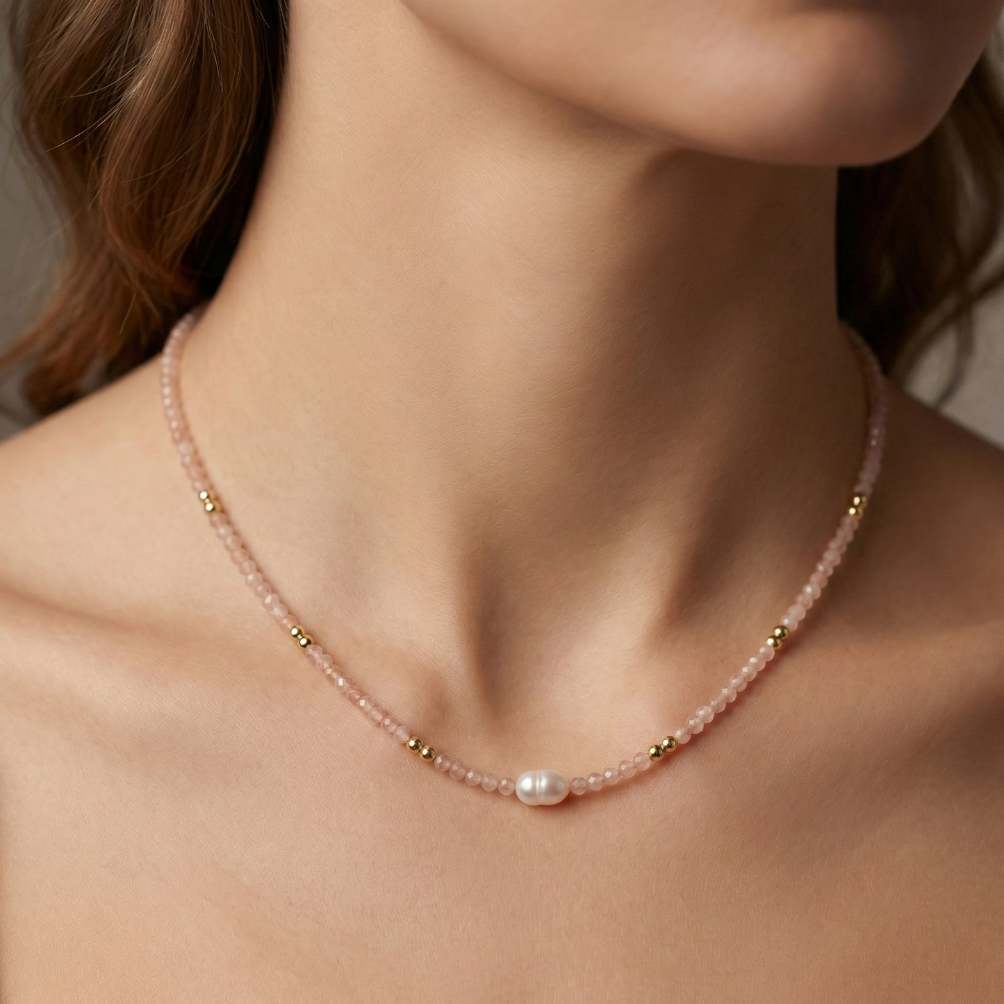 Collier acier inoxydable doré perle cristal et perle blanche porté