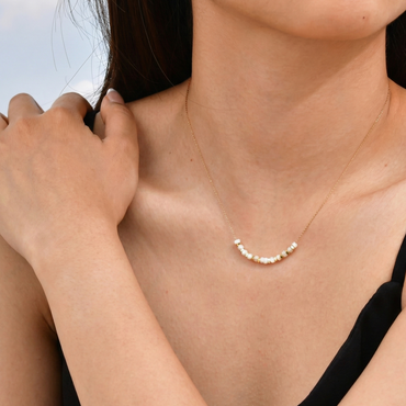 Collier acier inoxydable doré avec perles plates blanches nacrées