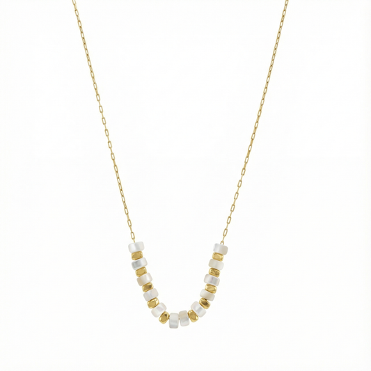 Collier acier inoxydable doré avec perles plates blanches nacrées