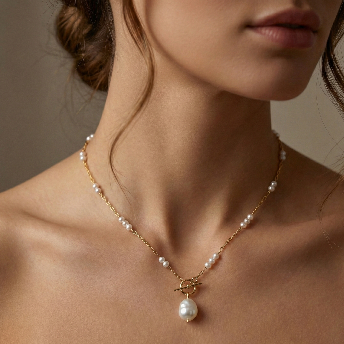 Collier acier inoxydable doré perles et perle baroque toggle porté