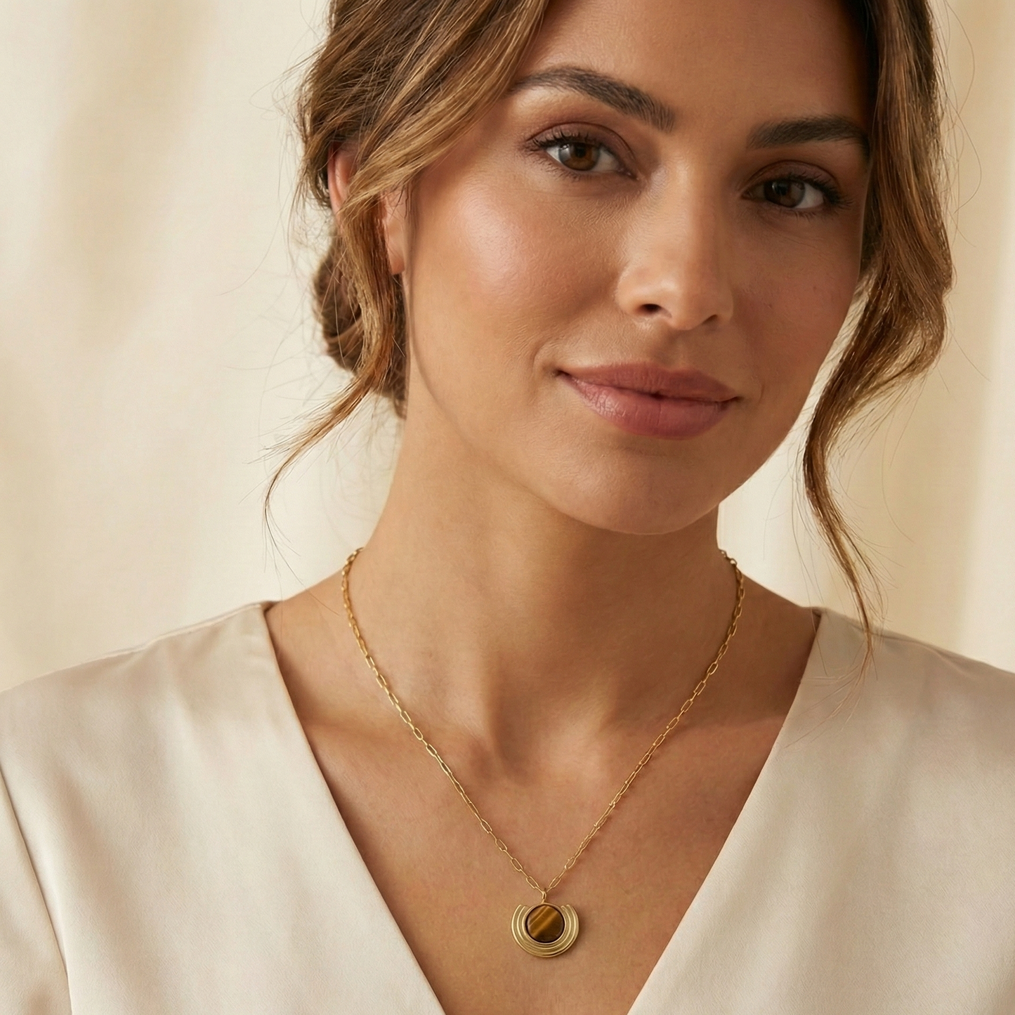 Collier chaîne maille trombone dorée avec pendentif rond serti d'une pierre naturelle Oeil de Tigre marron