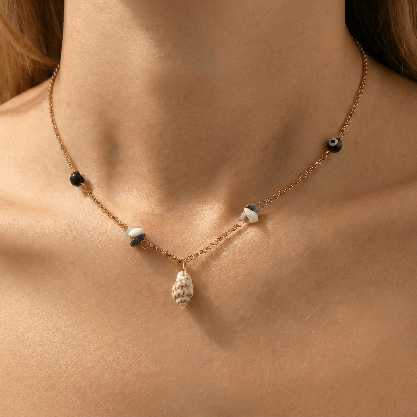 Collier doré en acier inoxydable avec pendentif coquillage naturel et perles décoratives