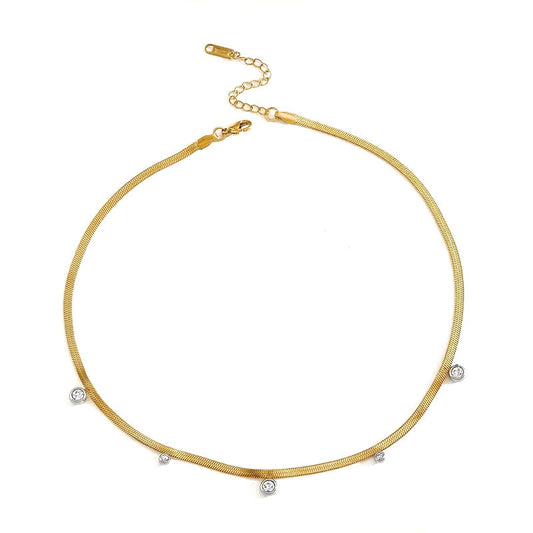 Collier en acier inoxydable doré pour femme, orné de zircons sertis sur une chaîne serpent lisse et brillante, alliant élégance moderne et finesse intemporelle.