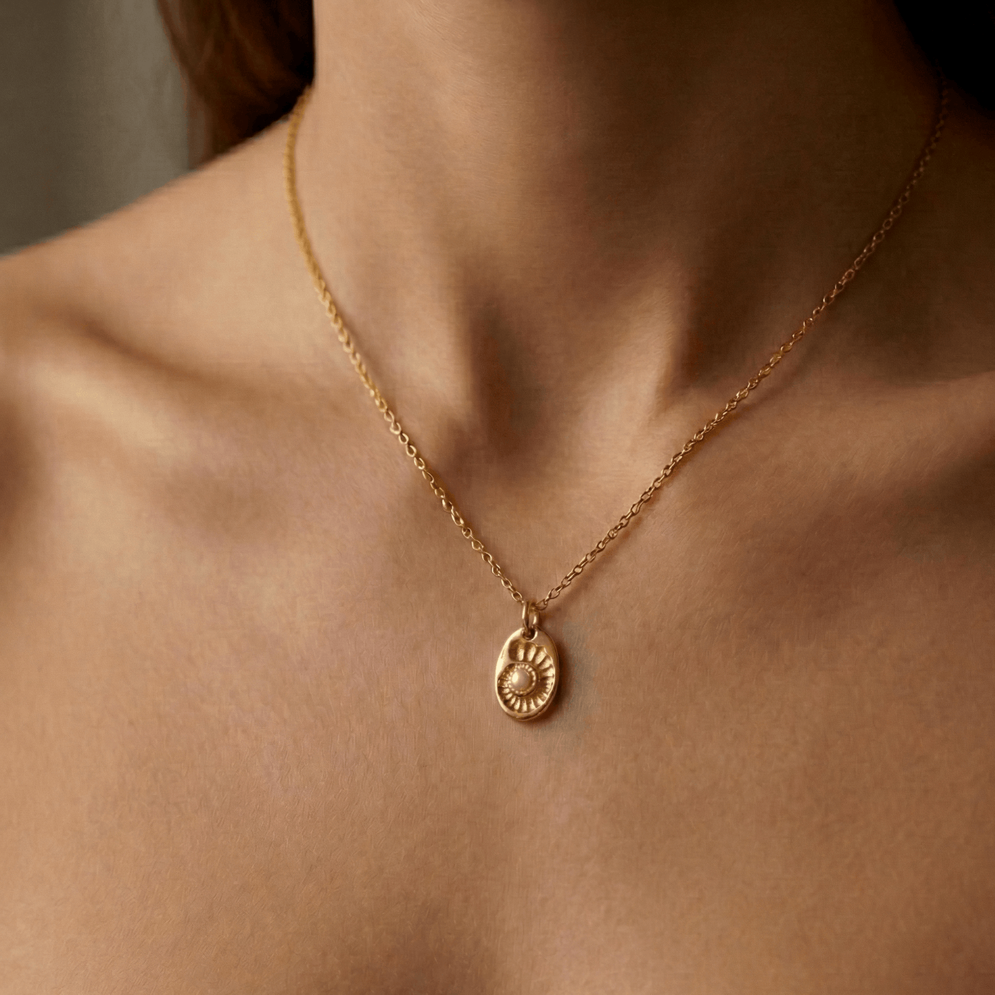 Collier doré en acier inoxydable avec pendentif ovale soleil et zircon