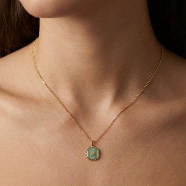 Collier doré en acier inoxydable avec pendentif turquoise serti et détails dorés