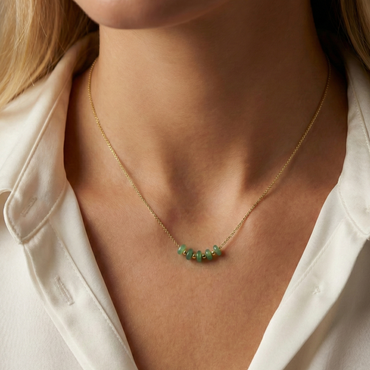 Collier doré en acier inoxydable avec perles vertes centrales, design minimaliste et élégant porté au cou