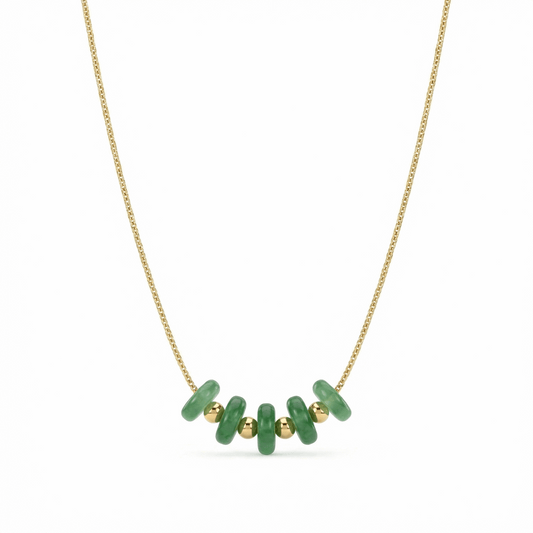 Collier doré en acier inoxydable avec perles vertes centrales, design minimaliste et élégant porté au cou