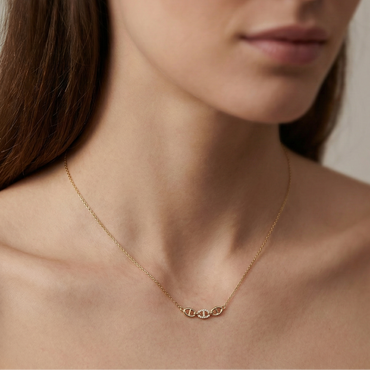 Collier doré en acier inoxydable avec trois maillons entrelacés et zircons scintillants