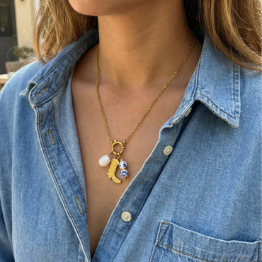 Collier doré bohème chic avec pendentif bottine, perle d’eau douce et perles bleues
