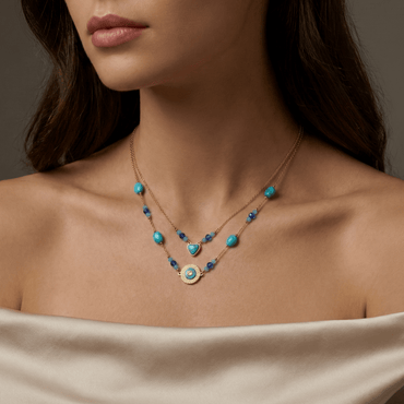 Collier doré double rang avec perles turquoise, cœur et médaillon solaire