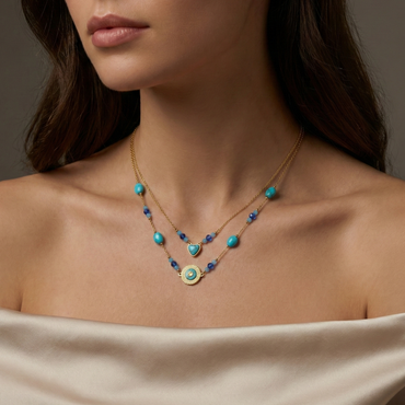 Collier doré double rang avec perles turquoise, cœur et médaillon solaire