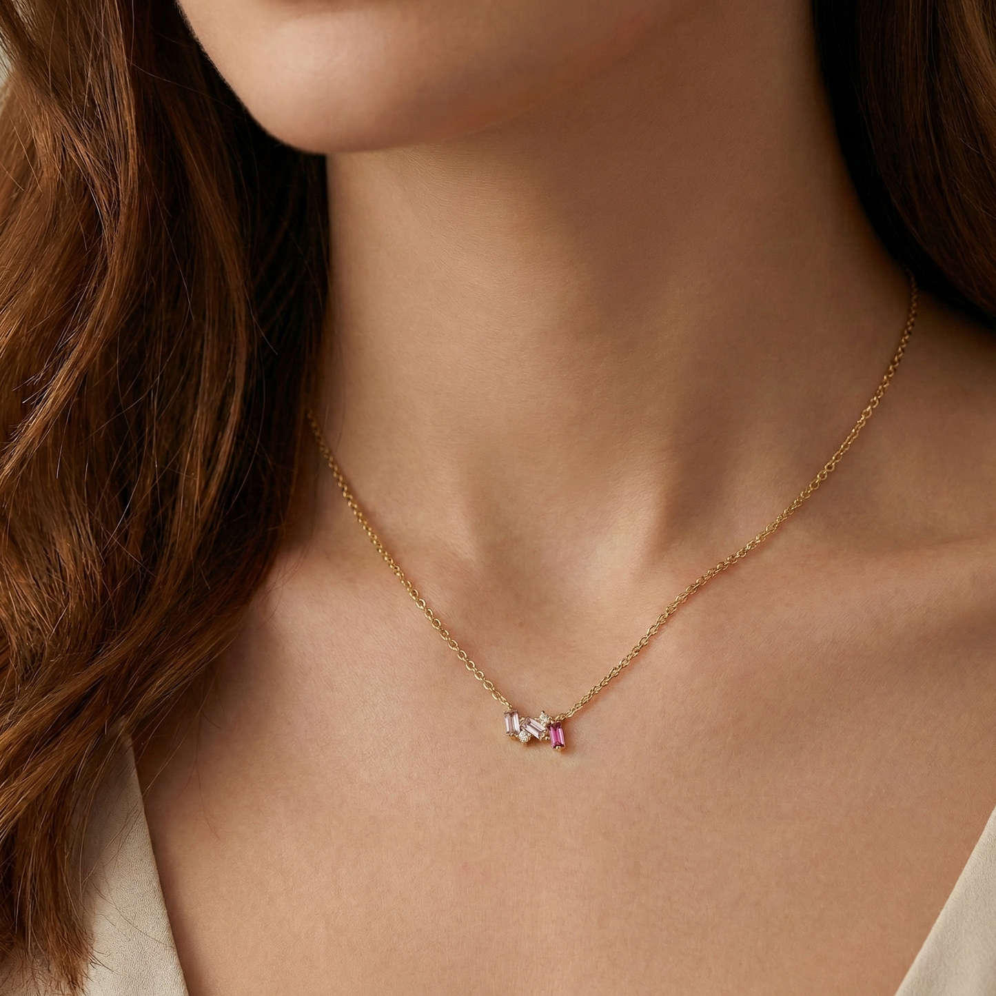 Collier doré or 18k avec pendentif composé de baguettes roses en dégradé et zircons blancs, bijou féminin et lumineux