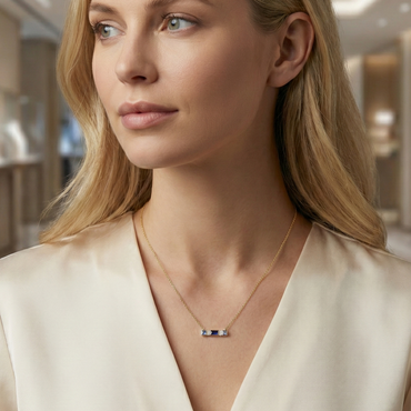 Collier doré à l’or 18k avec pendentif barre et pierres bleues