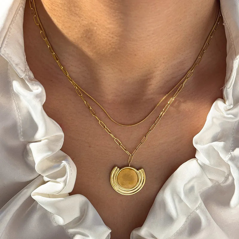 Collier doré or 18K à double rangs pour femme, composé de deux chaînes fines et d’un pendentif rond orné d’une pierre naturelle jaune, au style lumineux et élégant.