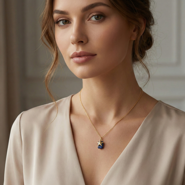 Collier d'été incontournable : pendentif étoile de mer dorée et petite pierre colorée, chaîne acier waterproof pour la plage.