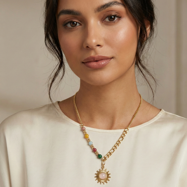Collier d'été rayonnant avec pendentif soleil doré et perles multicolores, chaîne en acier inoxydable waterproof pour la plage.