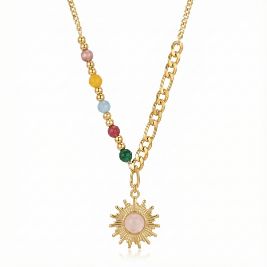 Collier d'été rayonnant avec pendentif soleil doré et perles multicolores, chaîne en acier inoxydable waterproof pour la plage.