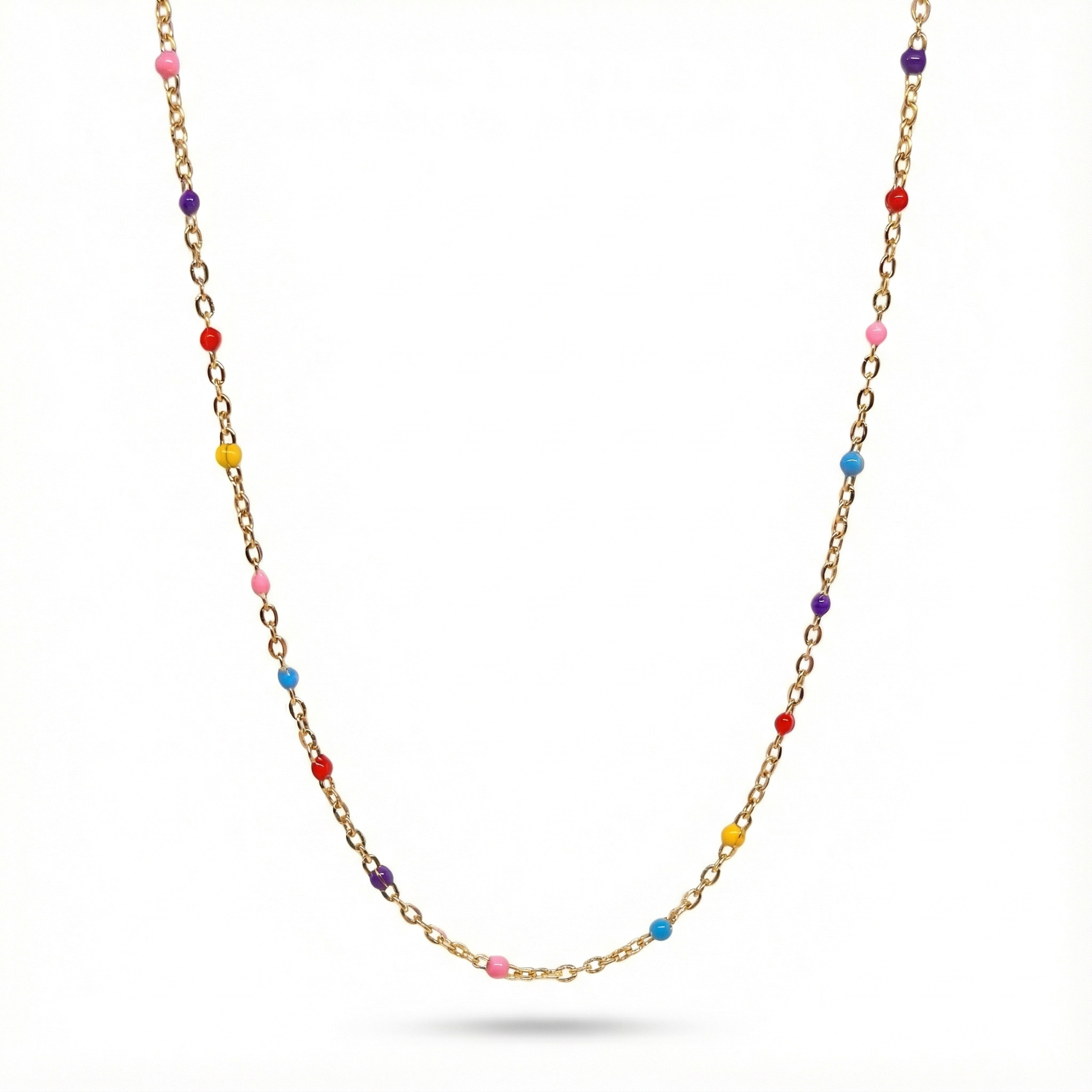 Collier d'été tendance en acier inoxydable doré orné de petites perles multicolores, style surfeur chic pour la plage.