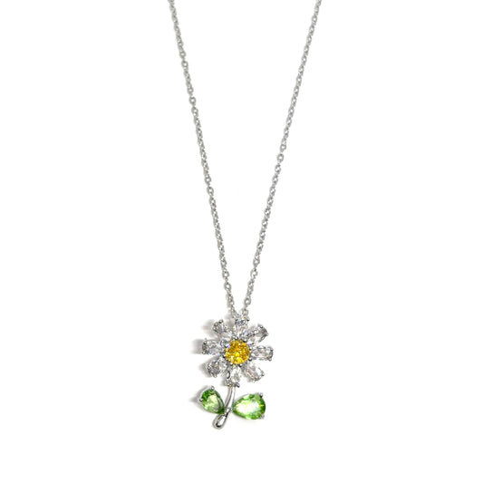 collier femme en acier inoxydable couleur argent avec pendentif marguerite ornée de strass blancs, jaunes et verts, bijou floral lumineux et poétique symbole de joie et de renaissance