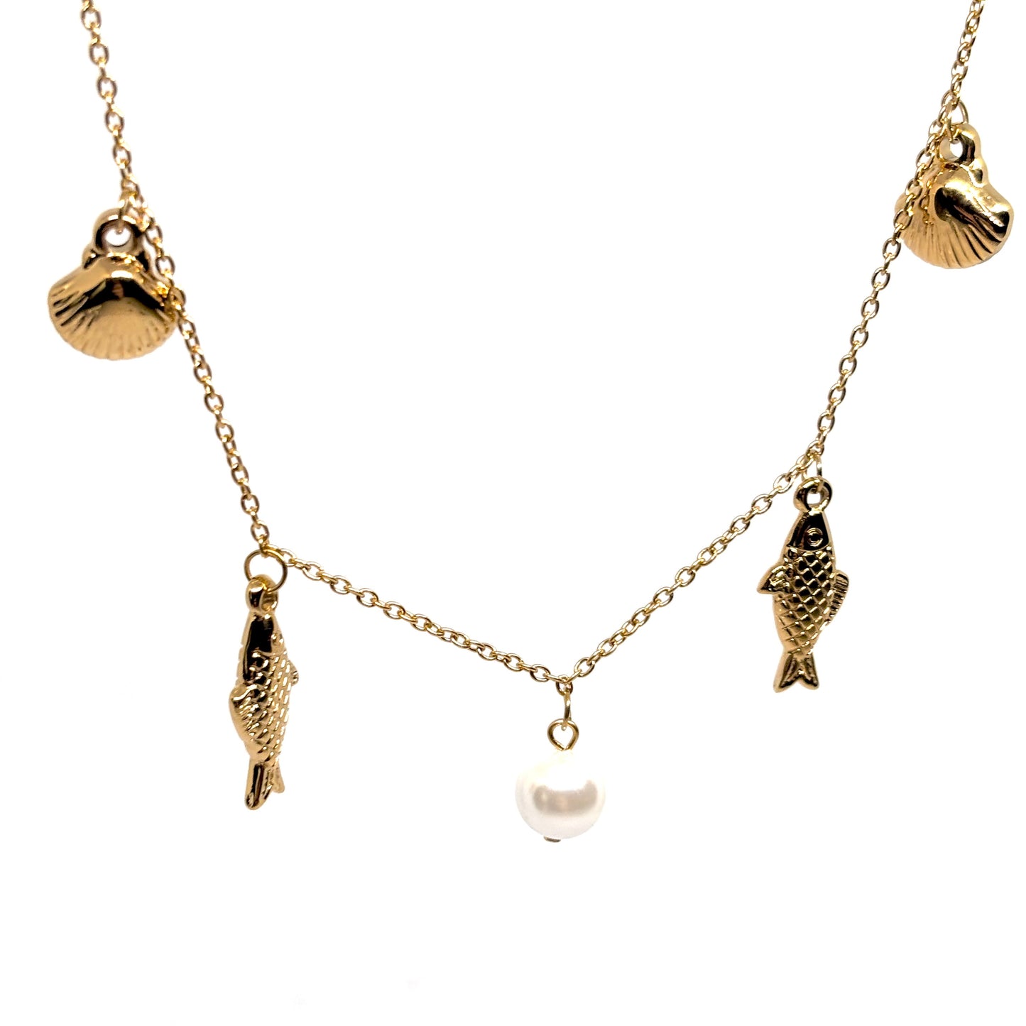 collier femme en acier inoxydable doré orné de breloques marines coquillages et poissons gravés avec perle blanche centrale, longueur 40 +5 cm, bijou bohème chic estival et raffiné