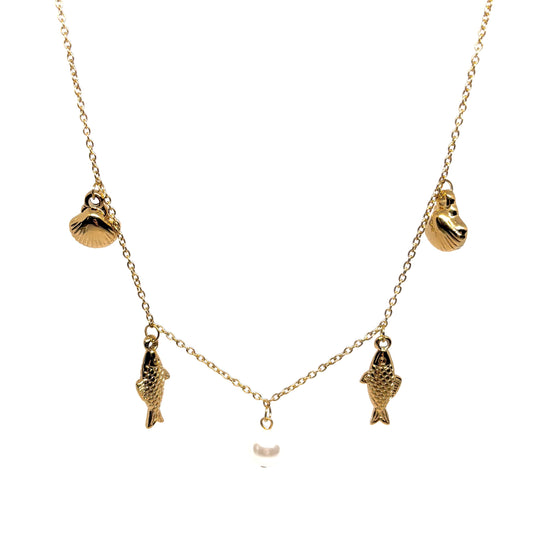 collier femme en acier inoxydable doré orné de breloques marines coquillages et poissons gravés avec perle blanche centrale, longueur 40 +5 cm, bijou bohème chic estival et raffiné
