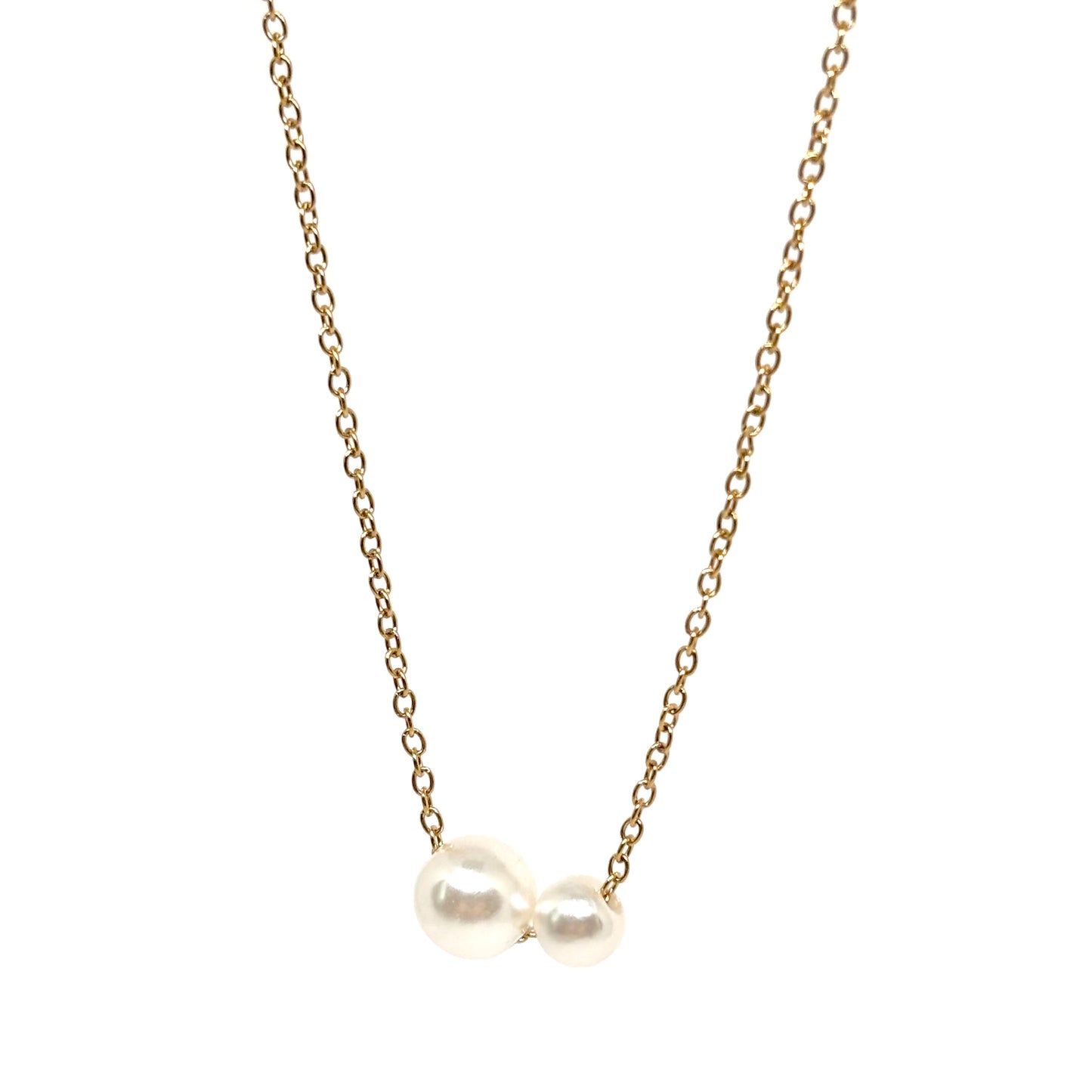 collier femme en acier inoxydable doré avec deux perles blanches nacrées de tailles différentes montées côte à côte sur une chaîne fine, bijou minimaliste et élégant symbolisant l’équilibre et la complicité