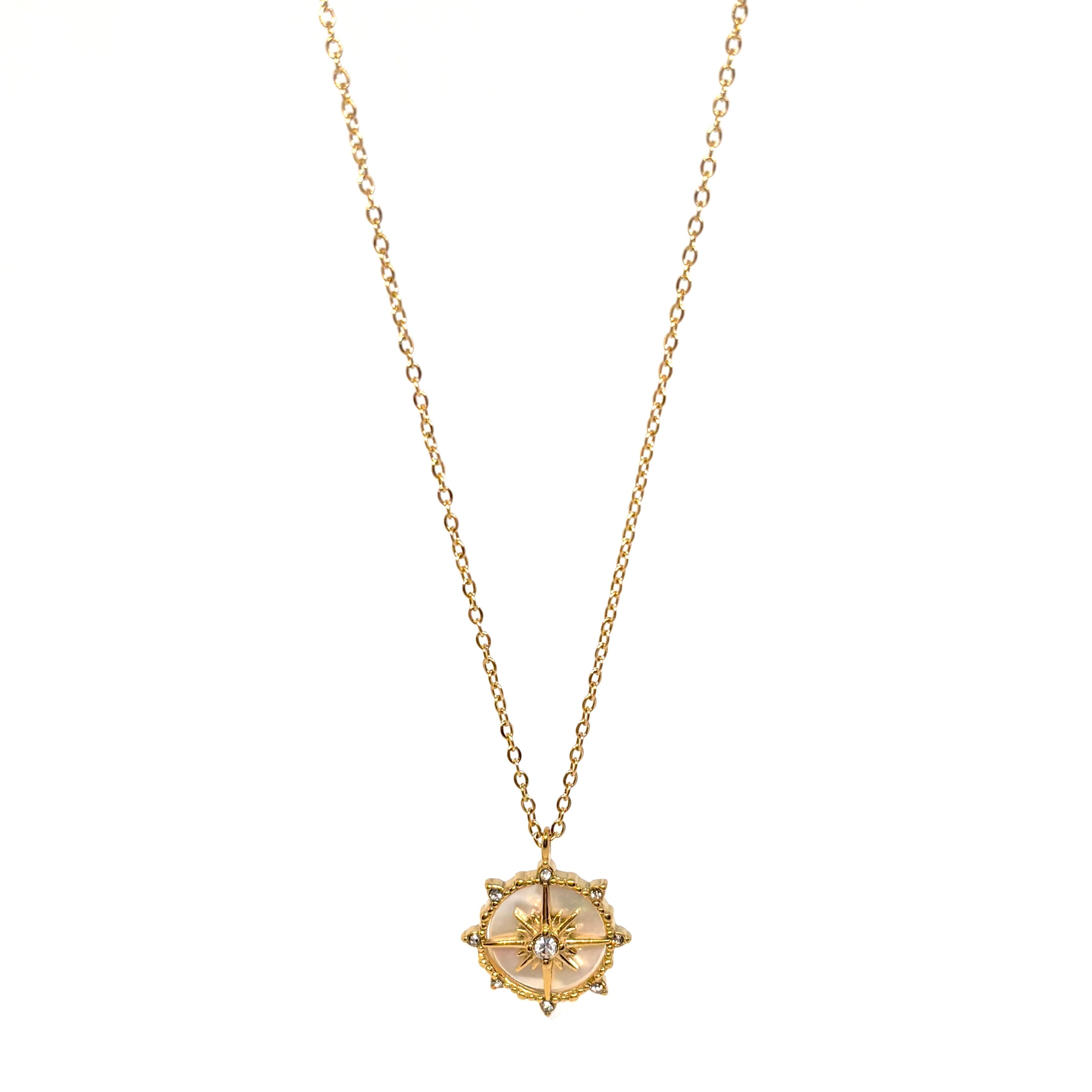 collier femme en acier inoxydable doré avec pendentif rond rose des vents dorée sur fond nacré et pierre centrale brillante, longueur 40 +5 cm, bijou symbolique de guidance et de liberté