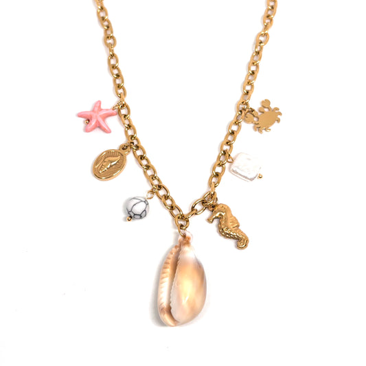 collier femme en acier titane doré à maillons larges orné de charms marins : étoile de mer rose, coquillage naturel, hippocampe, crabe et pierre blanche, bijou bohème chic d’été au style solaire